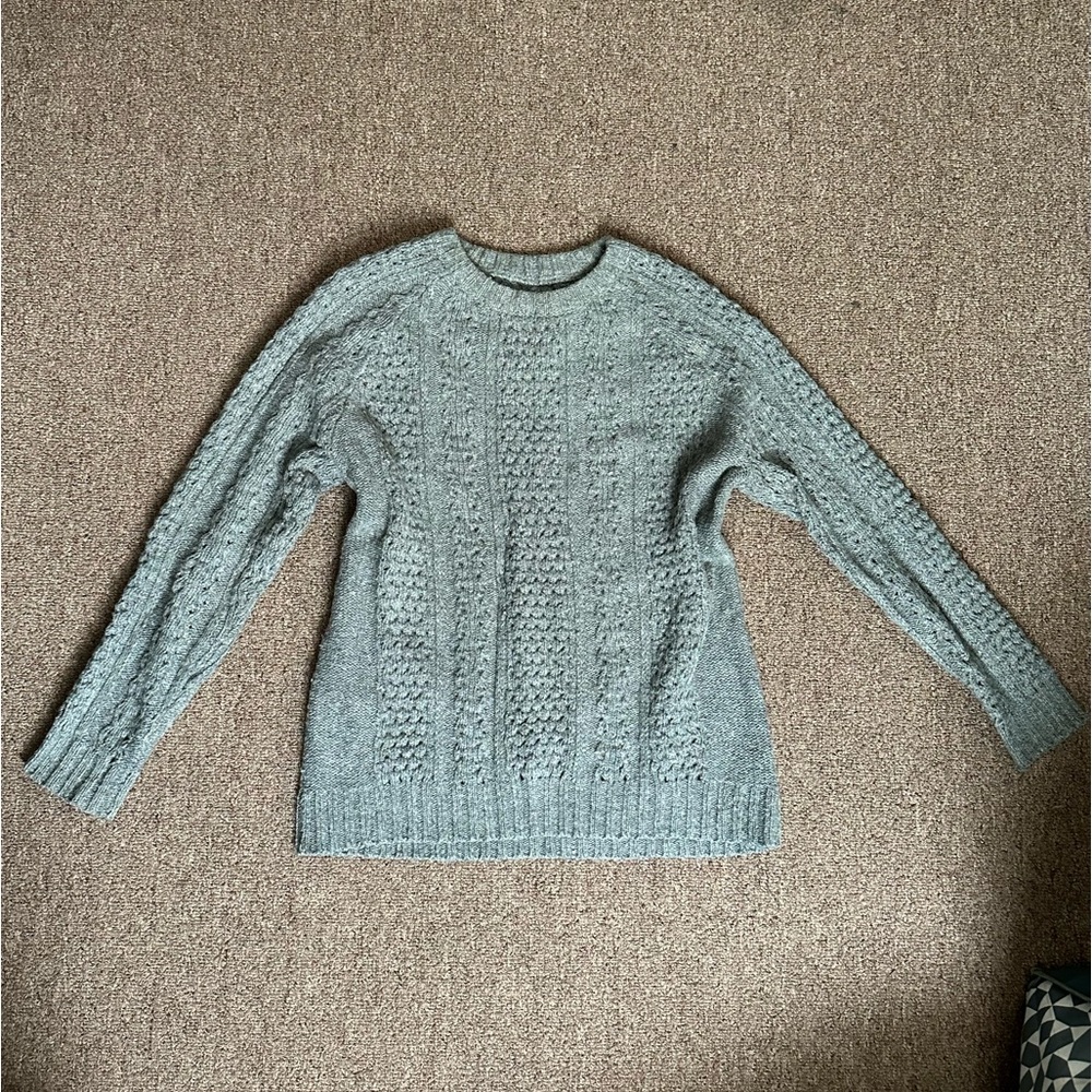 GREY WOOL SWEATER CABLE DESIGN for fall